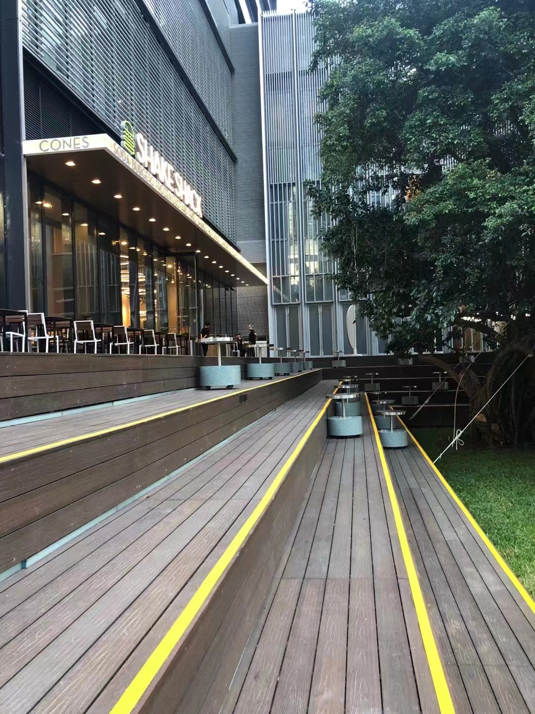 深圳第一家美國高級漢堡shakeshack漢堡地麵防滑貼　　